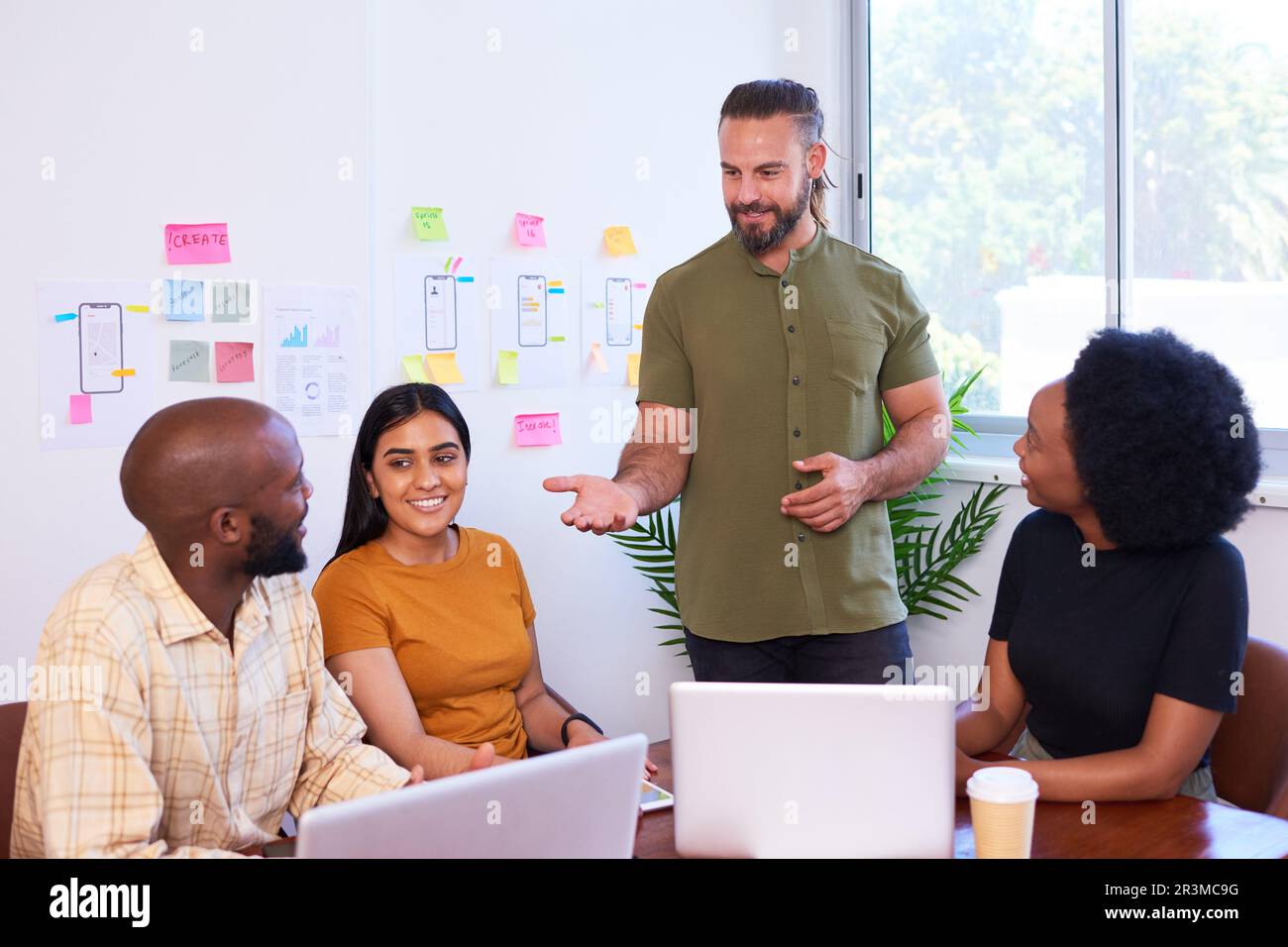 Teamleiter, Manager, Produkteigentümer – leitet Meeting, kreatives Programmierungsteam Stockfoto