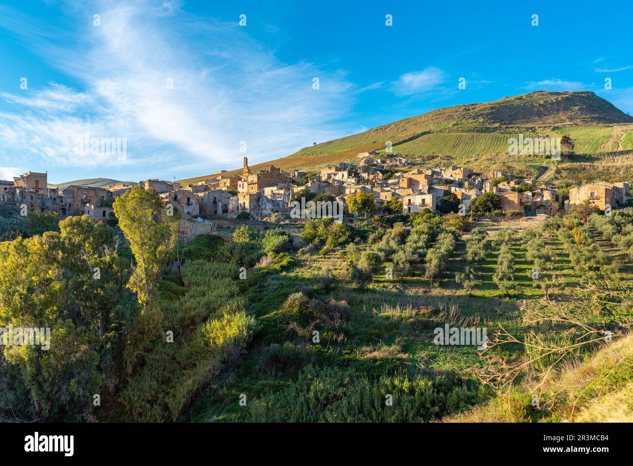 Die Ruinen des alten, ehemaligen Dorfes Poggioreale in Sizilien Stockfoto