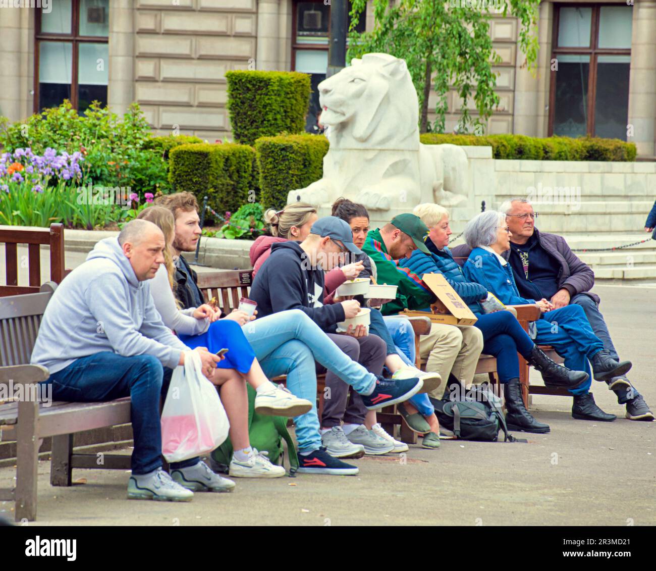 Glasgow, Schottland, Vereinigtes Königreich, 24. Mai 2023. UK Weather: Im warmen Stadtzentrum gingen die Einheimischen auf die Straße, um das Stadtleben zu genießen. George Square ist immer geschäftig zur Mittagszeit mit Einheimischen und Touristen. Credit Gerard Ferry/Alamy Live News Stockfoto