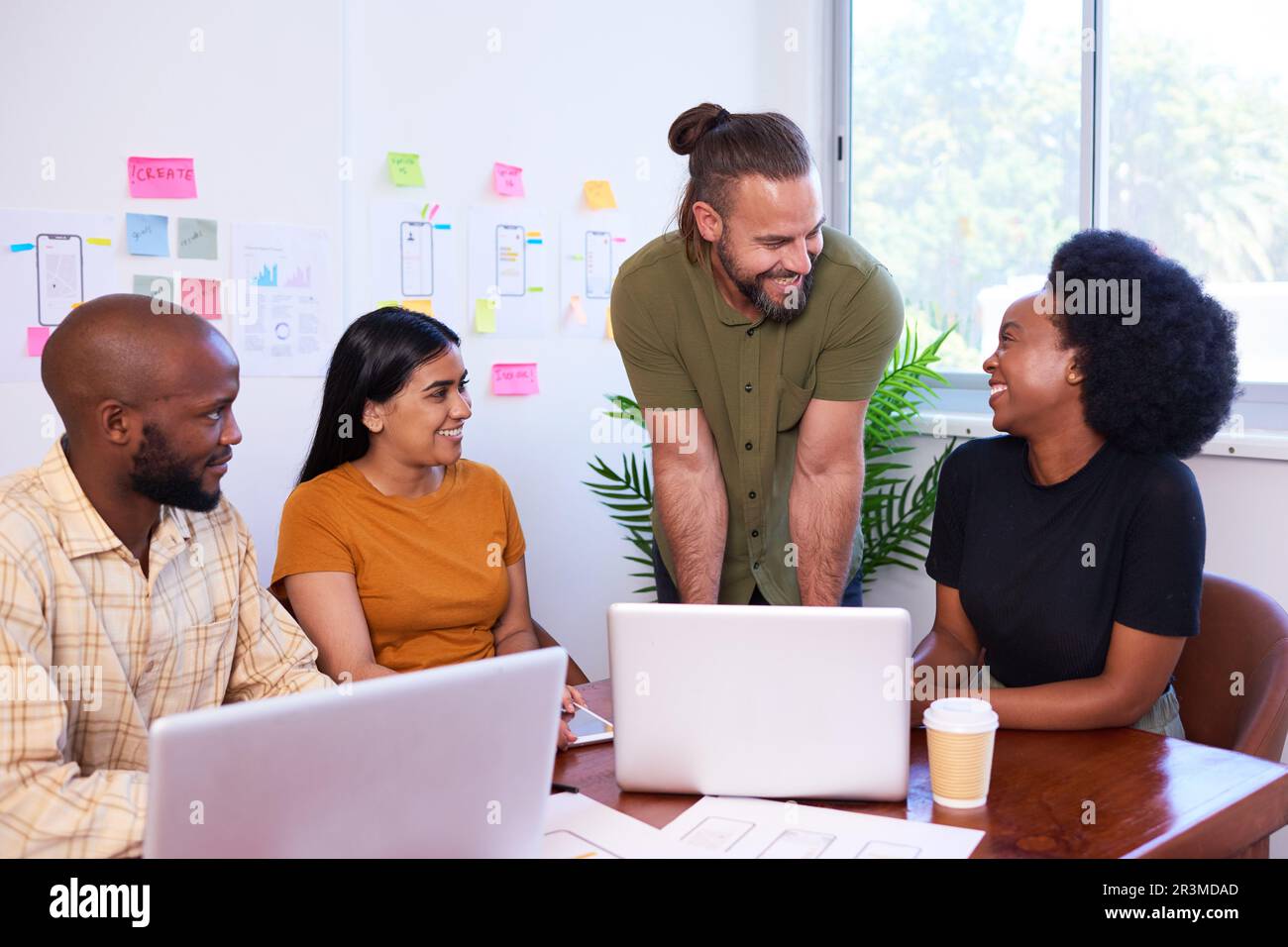 Teamleiter, Manager, Produkteigentümer – leitet Meeting, kreatives Programmierungsteam Stockfoto
