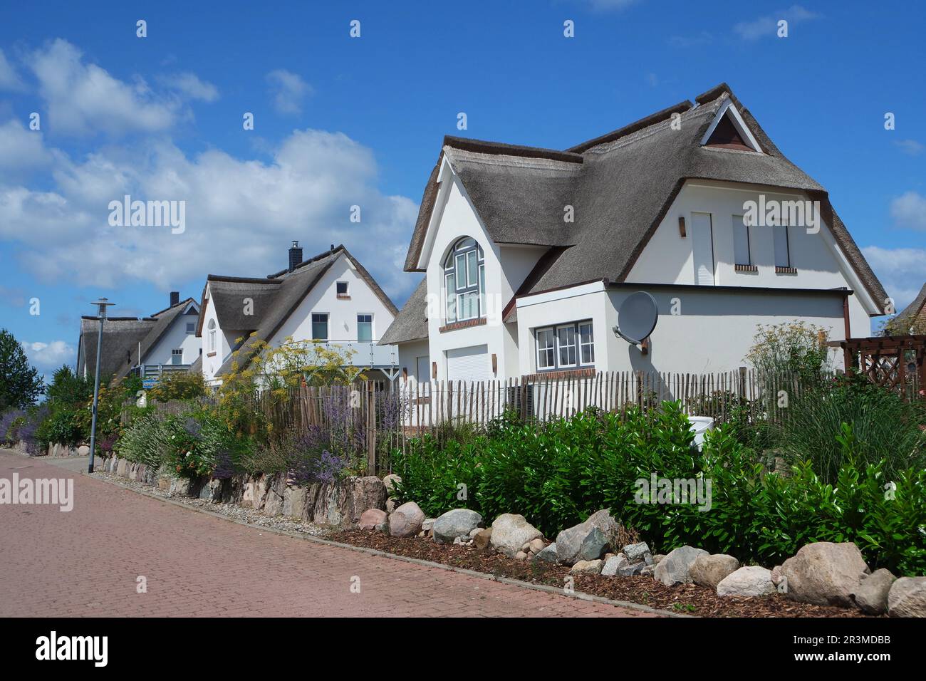 Strohgedeckte Dachhäuser auf einer Ostseeinsel Stockfoto