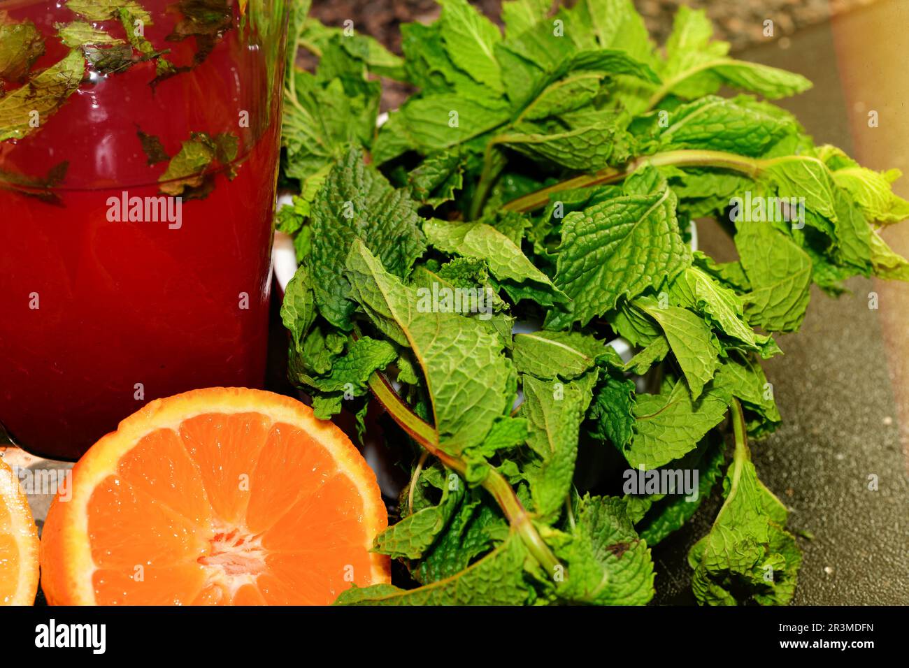 Orangenscheiben und frisch angebaute Minze. Stockfoto