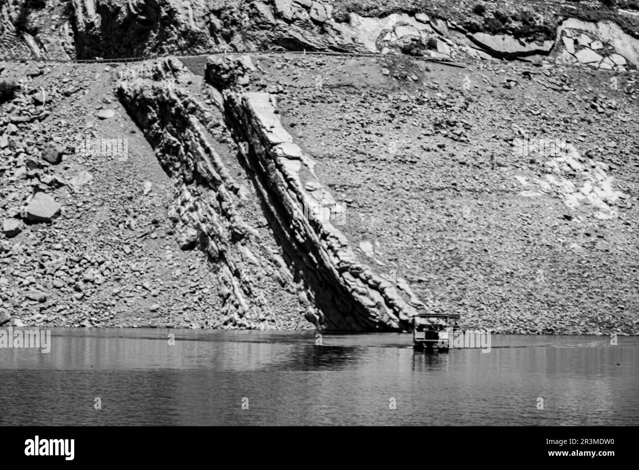 Die Reflexion eines Einschnitts eines Berges in bin El Ouidane in Marokko in Schwarzweiß Stockfoto