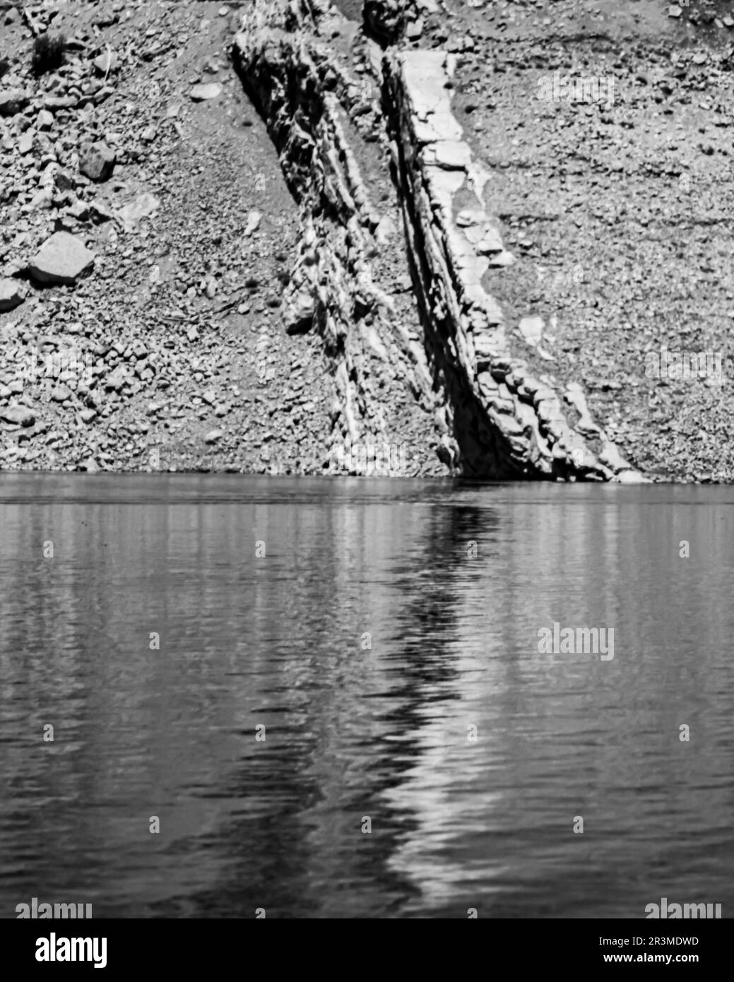 Die Reflexion eines Einschnitts eines Berges in bin El Ouidane in Marokko in Schwarzweiß Stockfoto