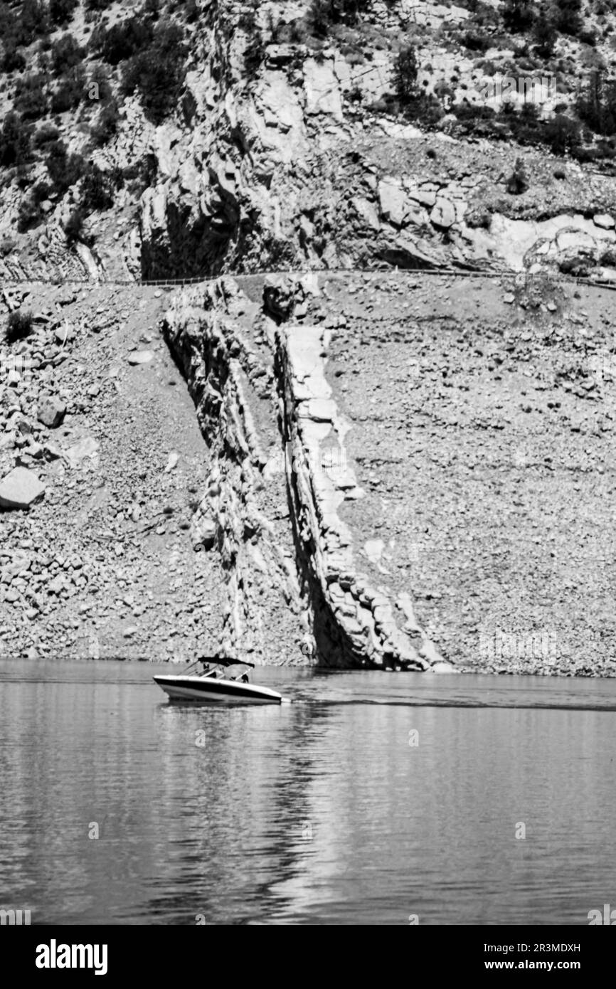 Die Reflexion eines Einschnitts eines Berges in bin El Ouidane in Marokko in Schwarzweiß Stockfoto