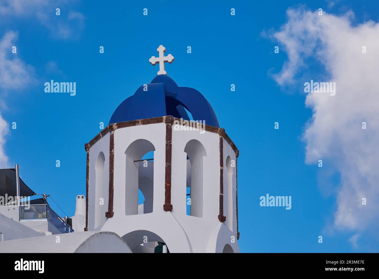 Die berühmte Blaue Kuppelkirche Santorin mit Blick auf Caldera - Oia Village, Santorini Insel, Griechenland Stockfoto