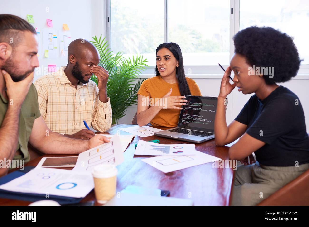 Vier verschiedene Entwickler streiten sich während der Codeüberprüfung, Termindruck Stockfoto