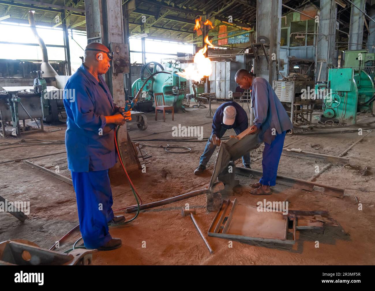 Äthiopische Männer, die im Dre Dawa Bahnhof Workshop, Dre Dawa Region, Dre Dawa, Äthiopien arbeiten Stockfoto