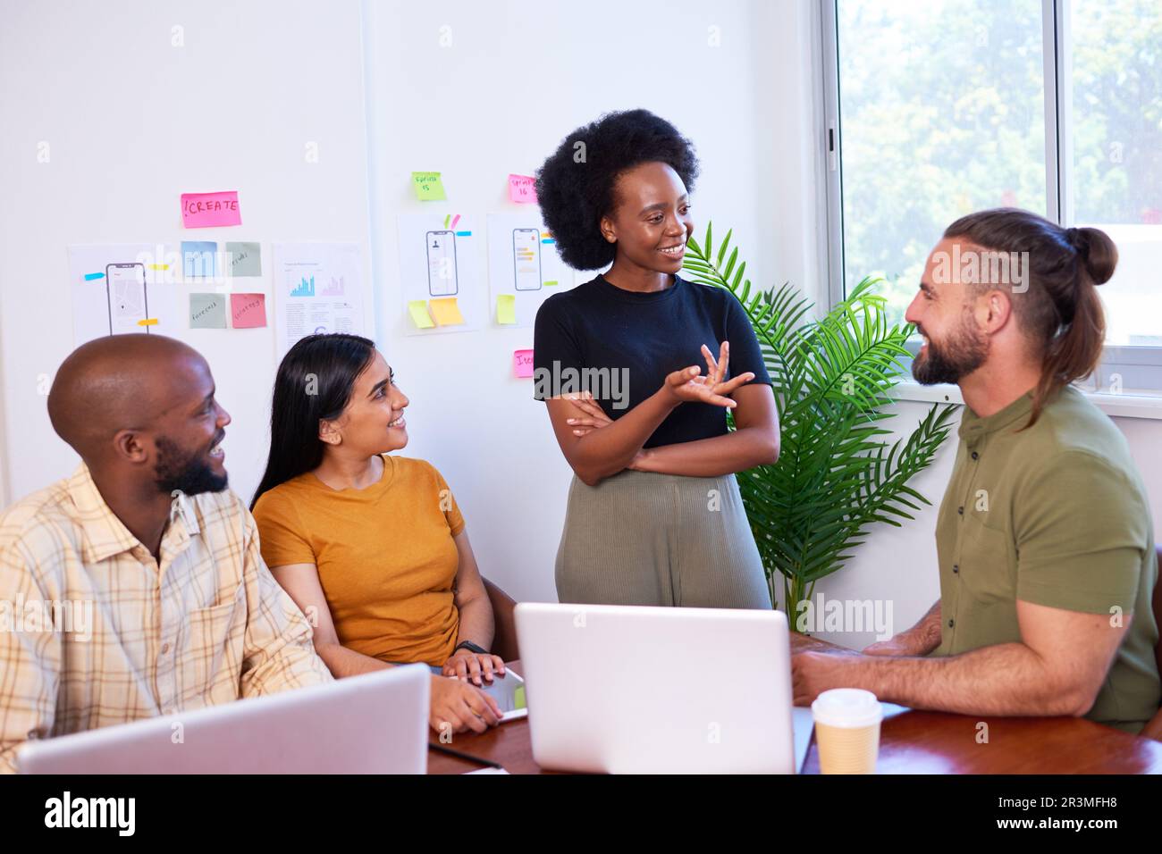 Teamleiter, Manager, Produkteigentümer – leitet Meeting, kreatives Programmierungsteam Stockfoto