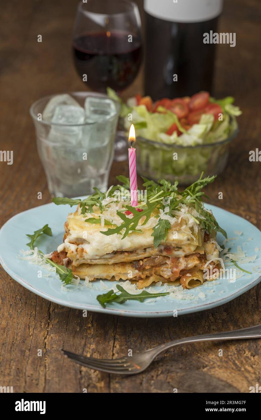 Italienische Lasagne auf blauem Teller Stockfoto