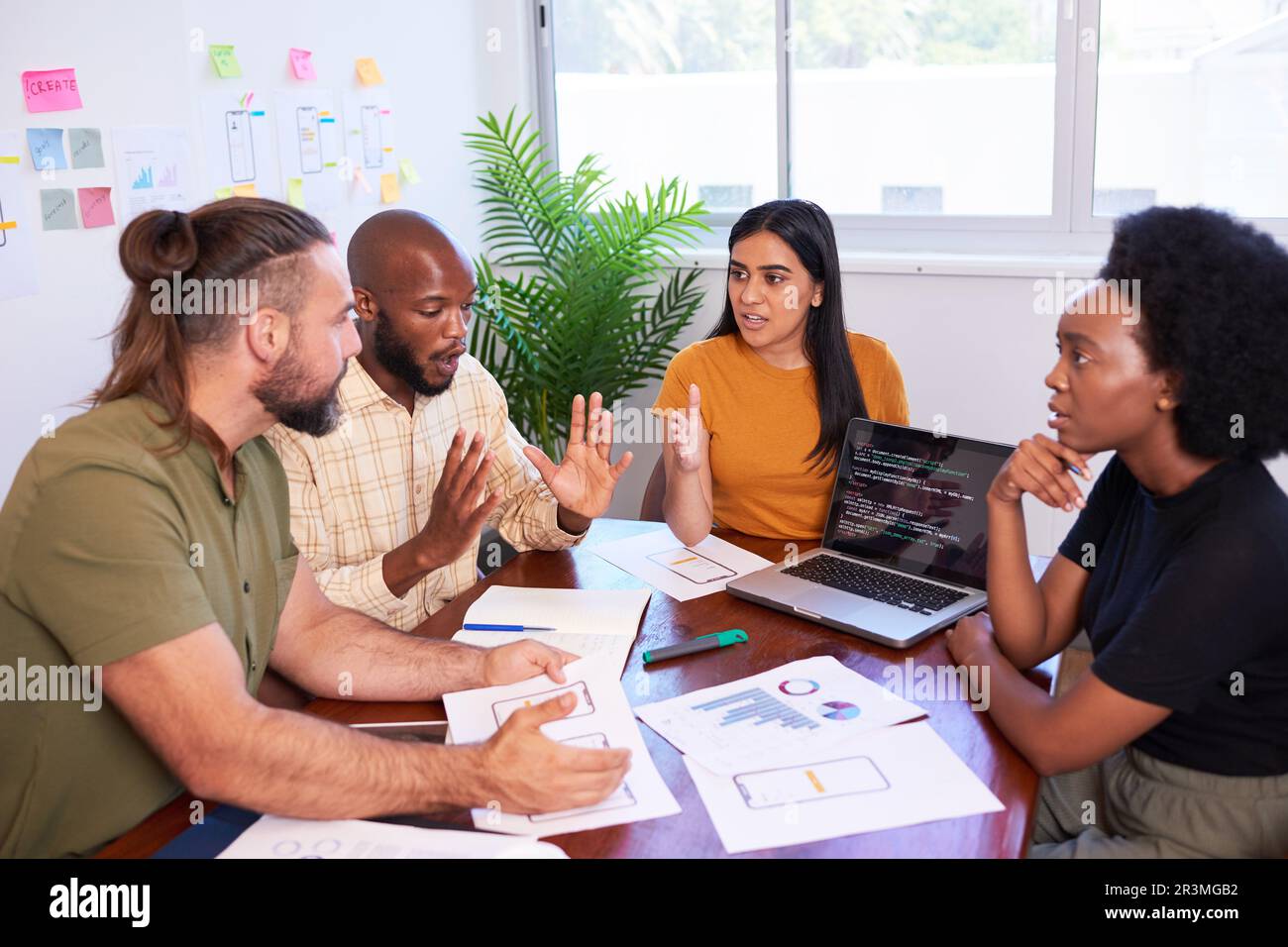 Vier verschiedene Entwickler streiten sich während der Codeüberprüfung, Termindruck Stockfoto
