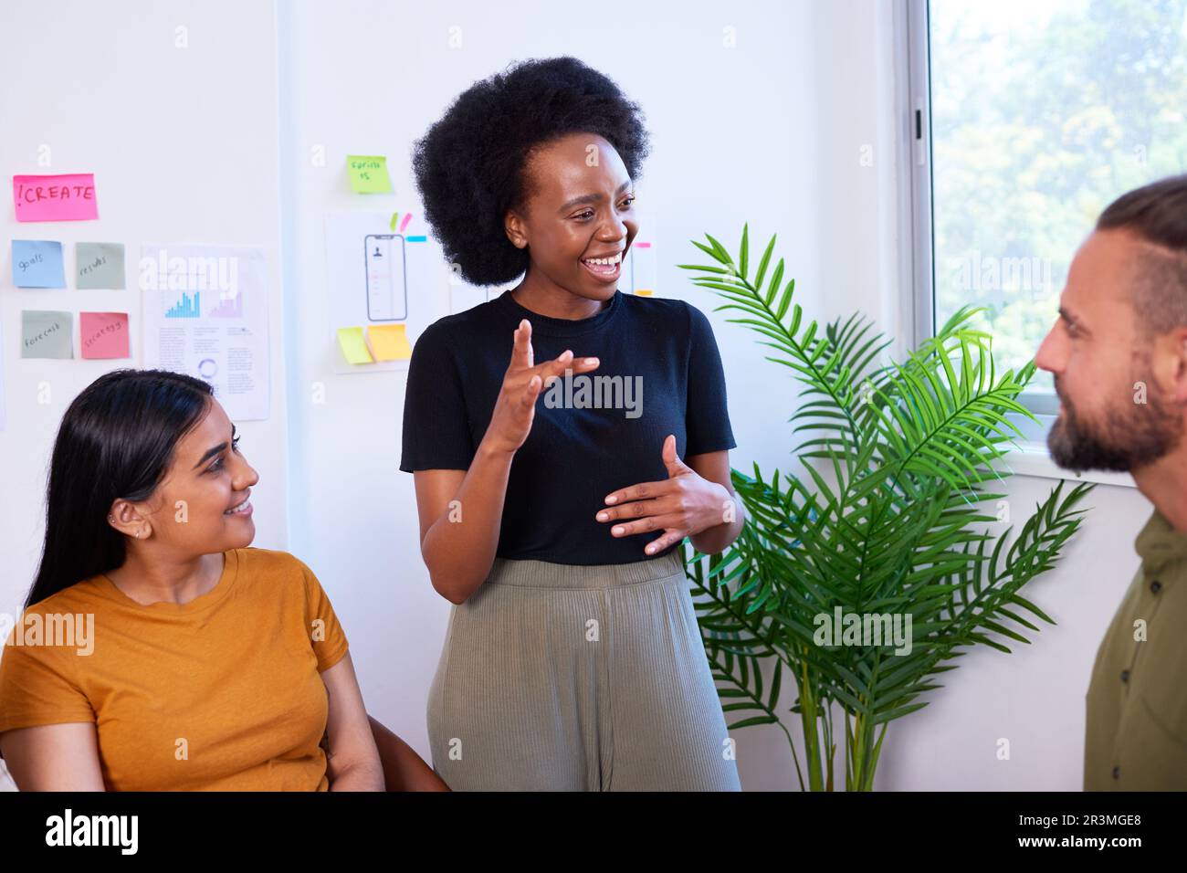 Teamleiter, Manager, Produkteigentümer – leitet Meeting, kreatives Programmierungsteam Stockfoto