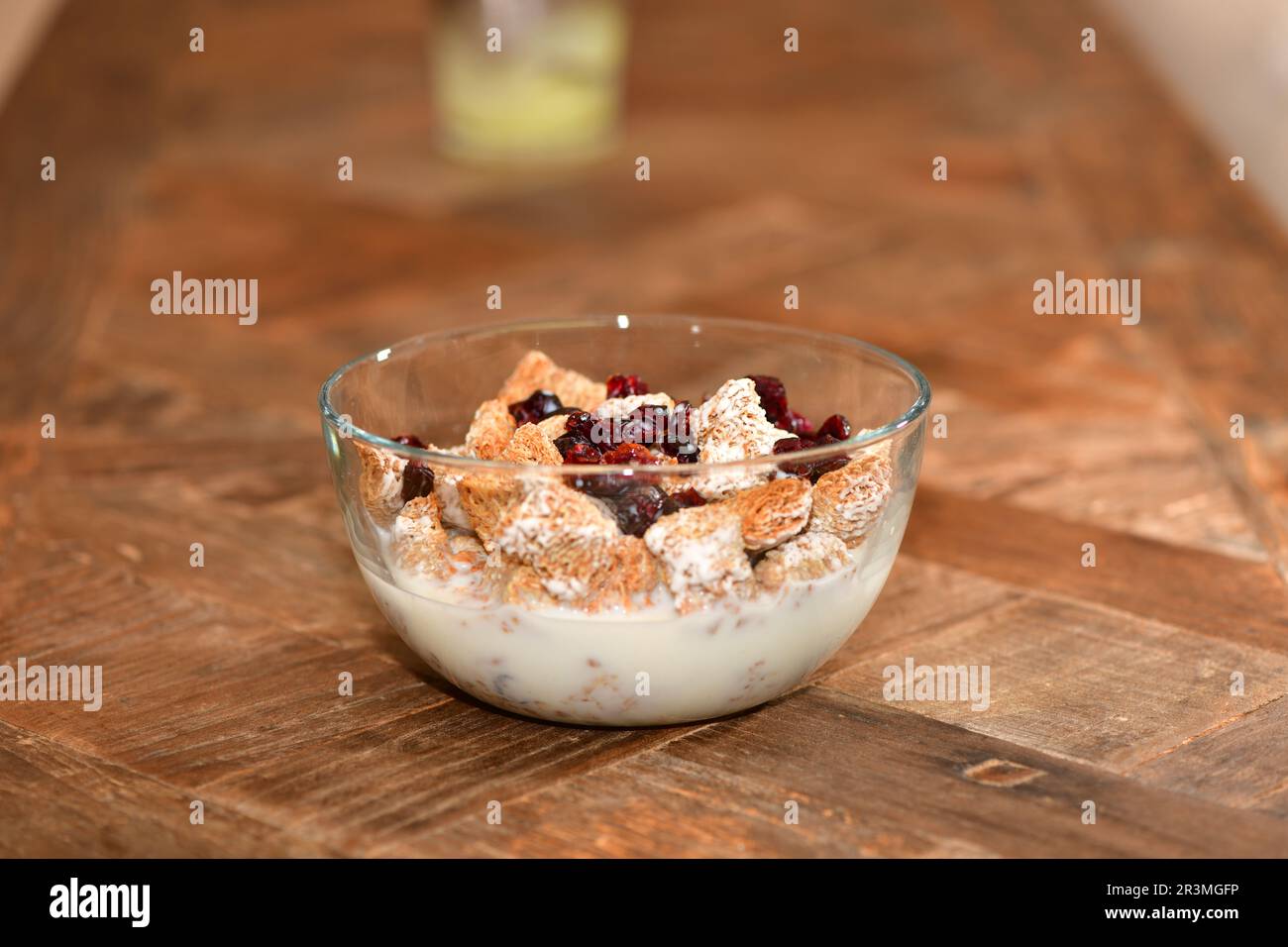 Frühstückszerealien mit getrockneten Cranberries in einer Glasschüssel. Stockfoto