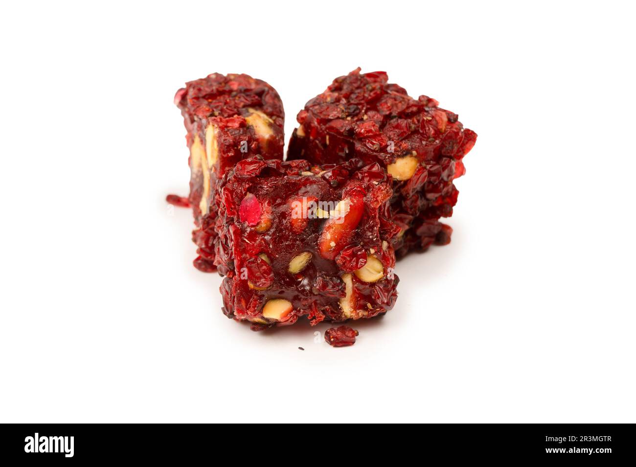 Süßes Brötchen mit Granatäpfel und Nüssen, türkische Süßigkeiten. Türkischer rahat isoliert auf weißem Hintergrund. Stockfoto