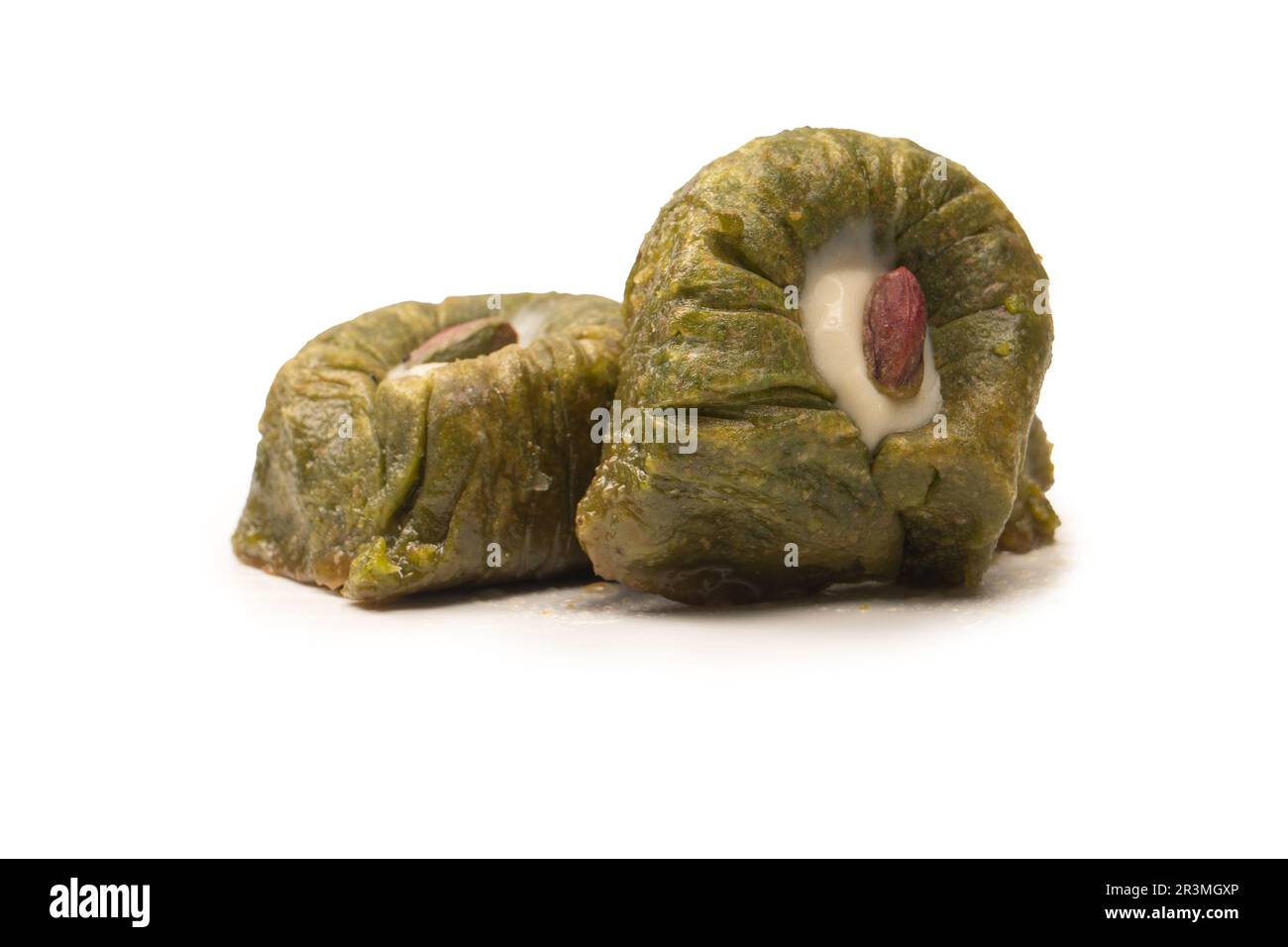 Türkische Pistazienbaklava isoliert auf weißem Hintergrund. Stockfoto
