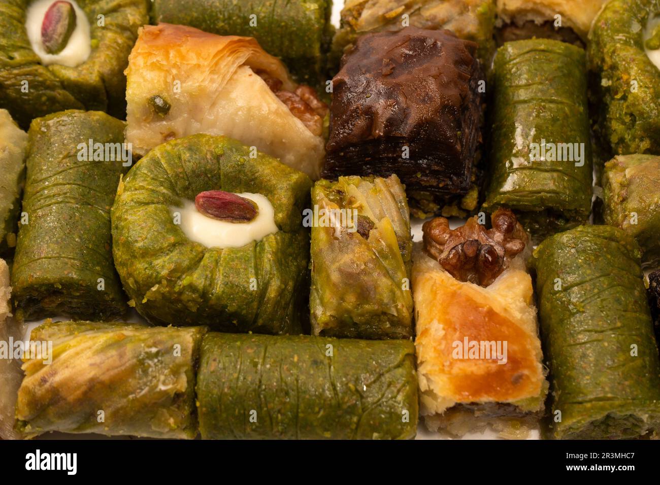 Türkische Pistazienbaklava isoliert auf weißem Hintergrund. Eine Auswahl an türkischem süßem Baklava. Walnuss-Baklava. Stockfoto