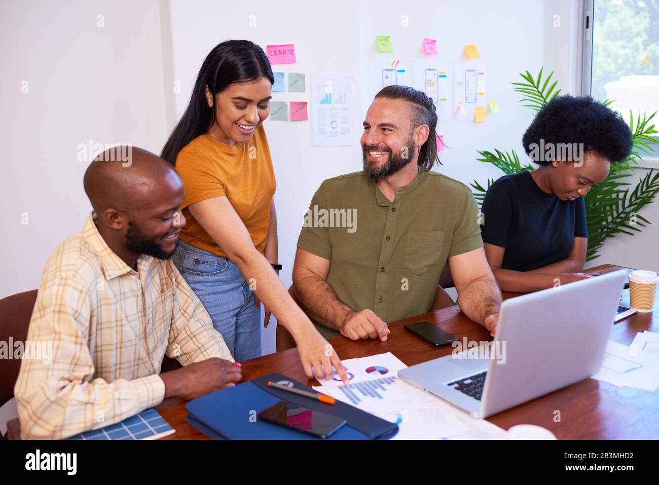 Teamleiter, Manager, Produkteigentümer – leitet Meeting, kreatives Programmierungsteam Stockfoto