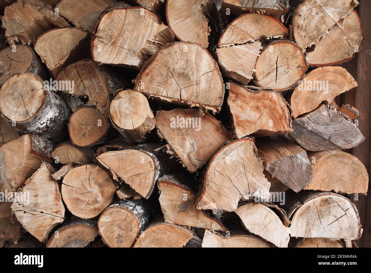 Wir teilen und stapeln Feuerholz, bereit zum Verbrennen Stockfoto