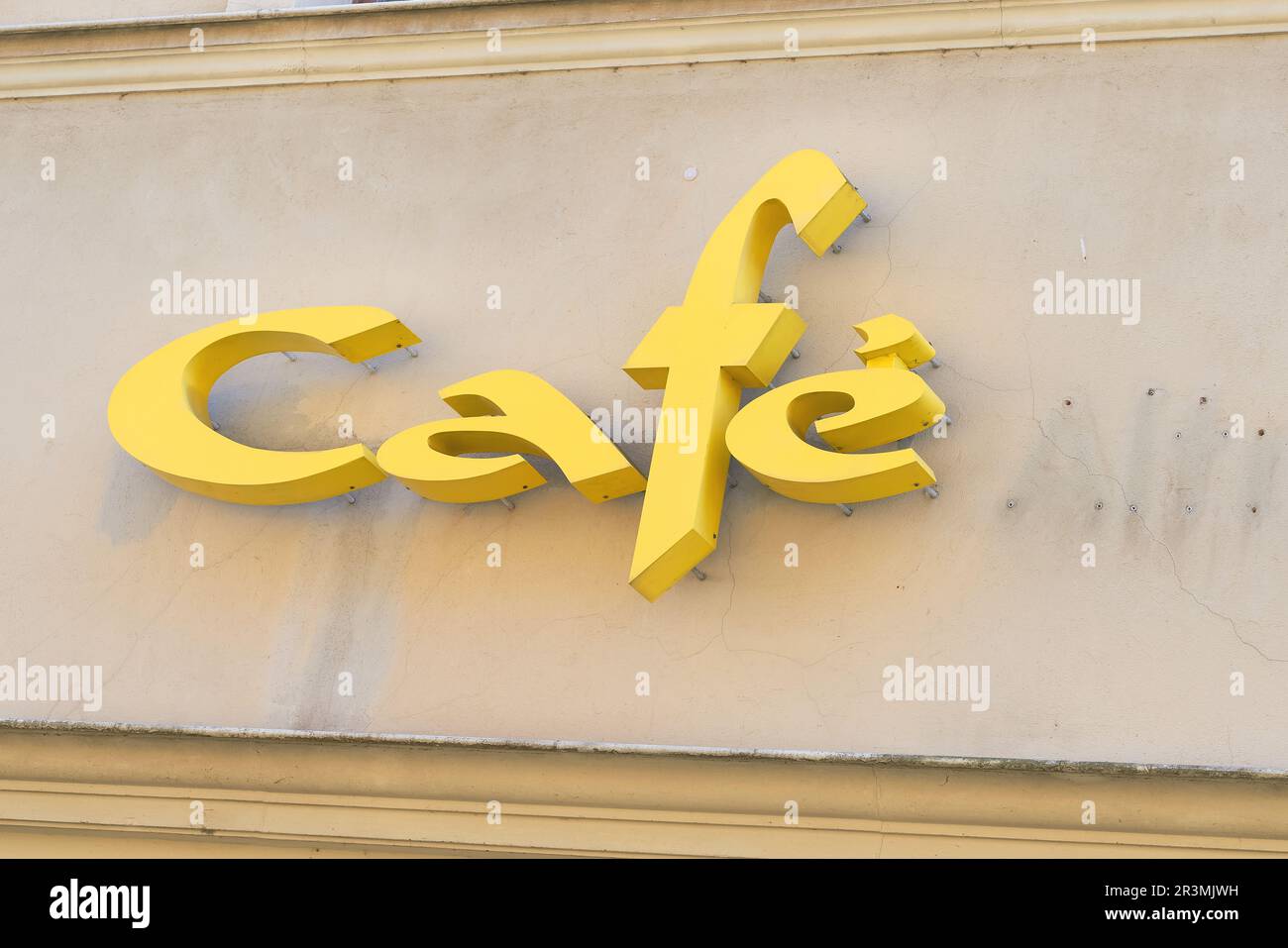 Café mit gelber Schrift an einer Fassade in der deutschen Altstadt von Wittenberg Stockfoto
