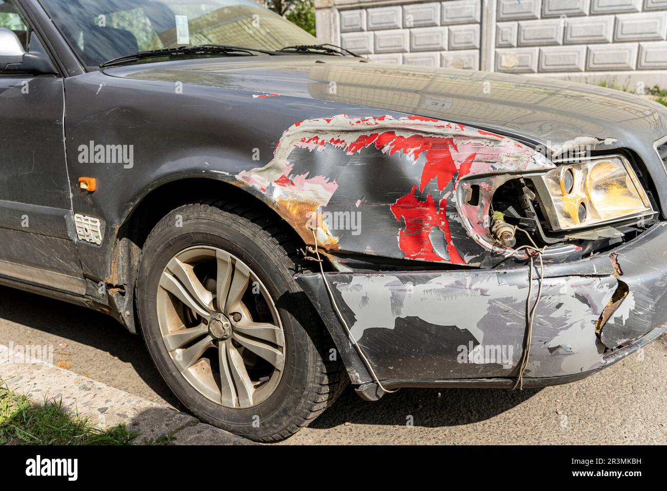 Ein Auto mit einem beschädigten Flügel. Ein Auto nach einem Unfall Stockfoto