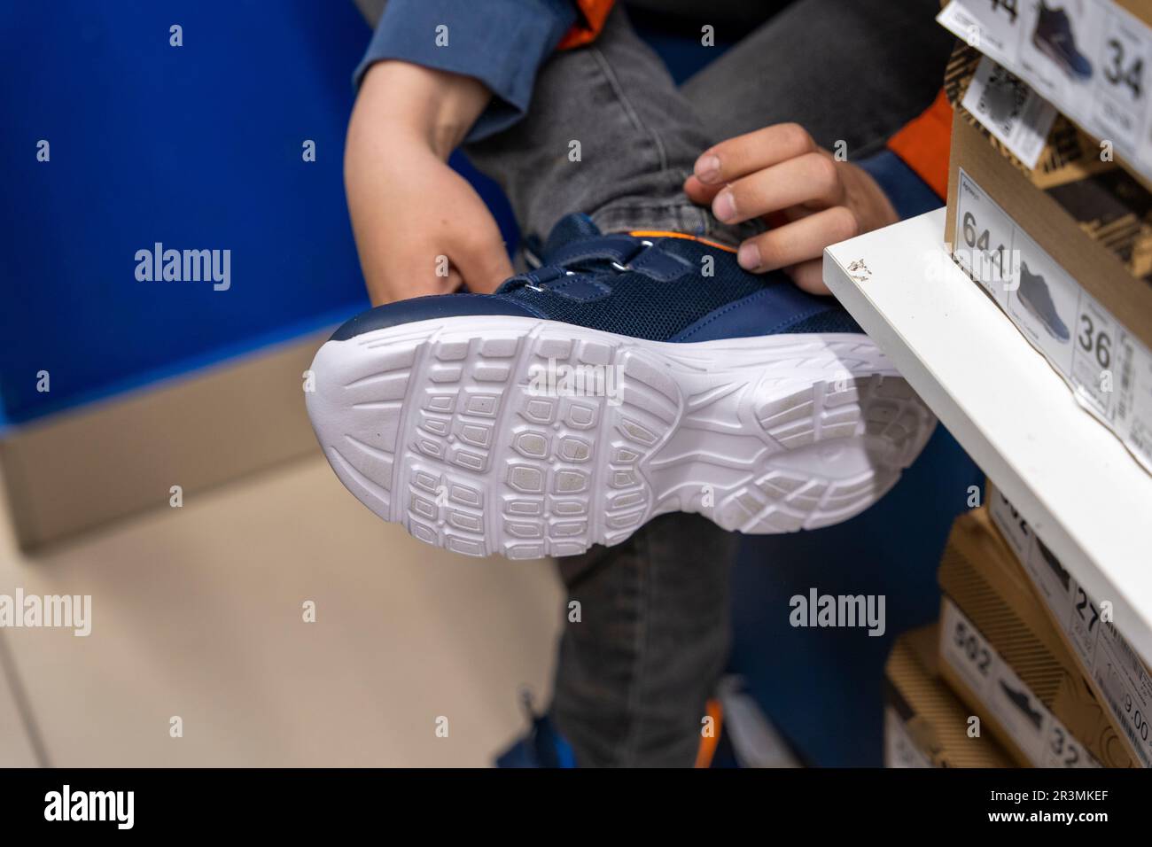 Neue modische Sneaker in einem Schuhgeschäft. Neue Schuhe kaufen  Stockfotografie - Alamy