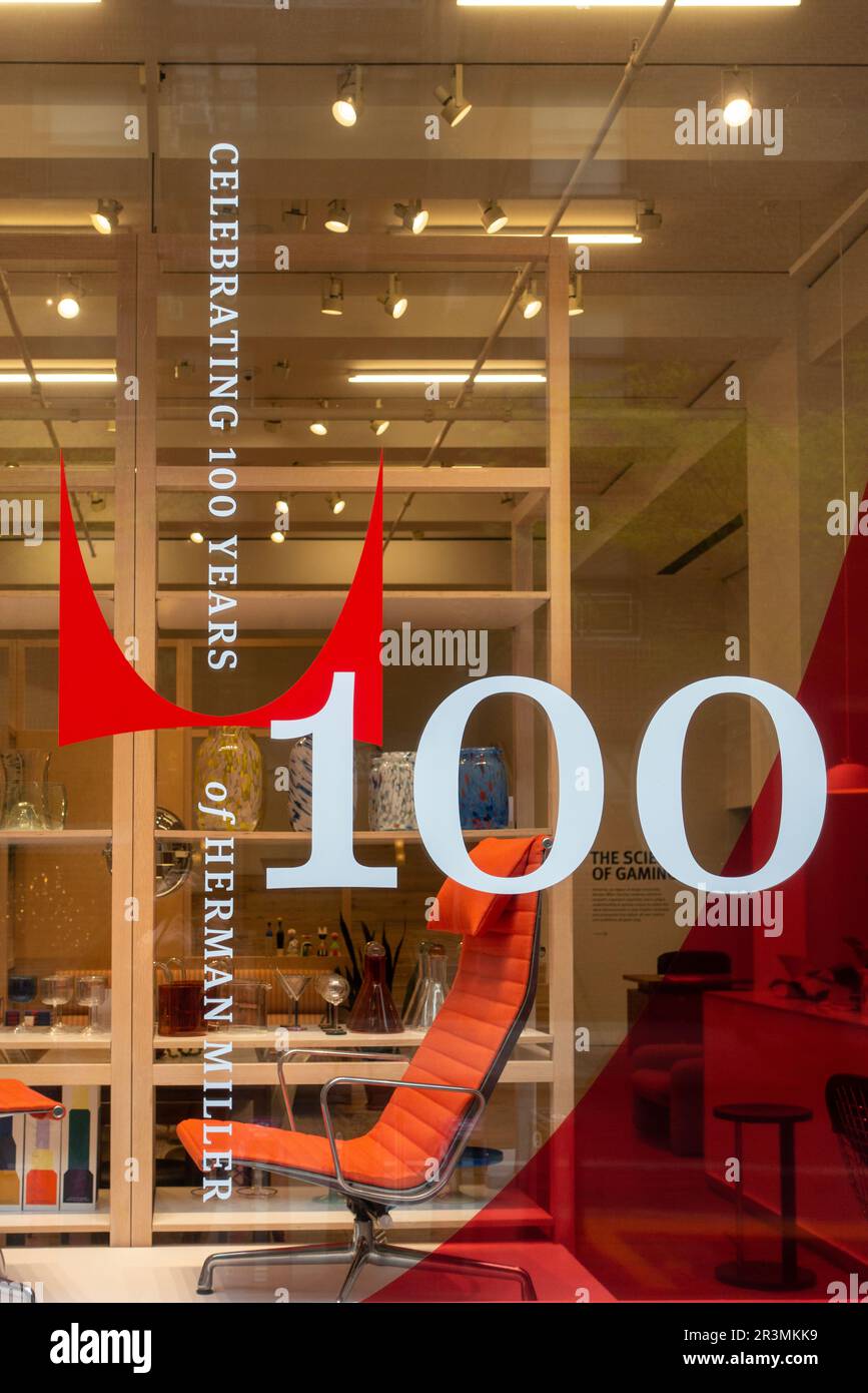 Wir feiern 100 Jahre Herman Miller Möbelgeschäft in Manhattan, New York City Stockfoto