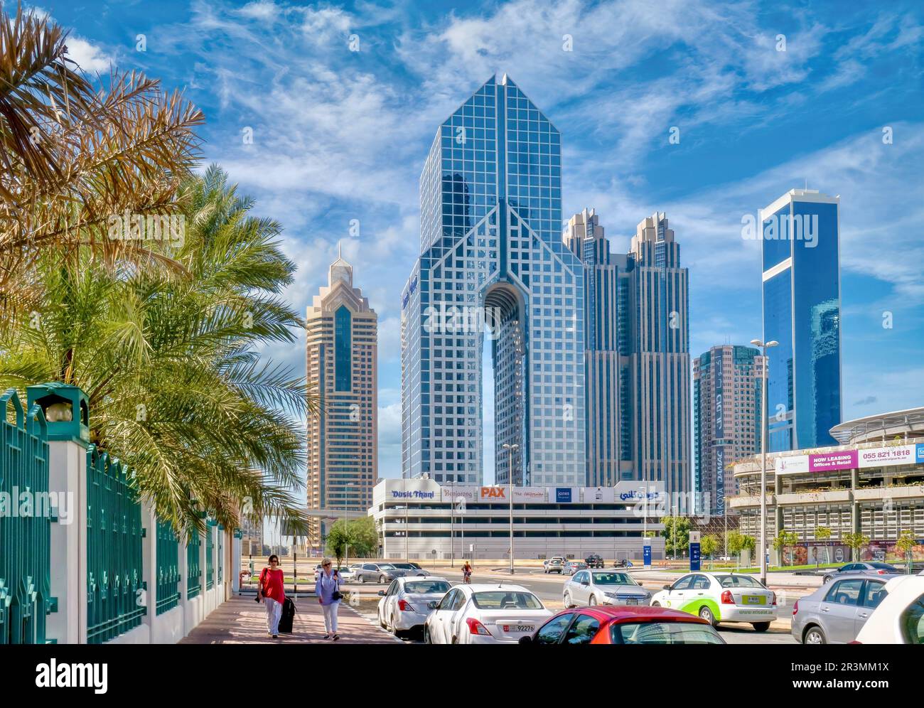 Dubai, Vereinigte Arabische Emirate - 20. Februar 2016. Straße und Parkplätze hinter dem Dusit Thani Hotel und anderen Türmen im Stadtzentrum. Stockfoto