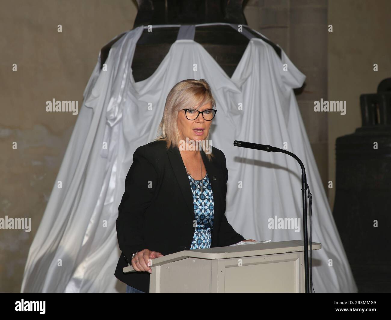 Bürgermeisterin Simone Borris bei der Vorstellung der AMEMUS-Glocke am 10./30/2022 in der Magdeburger Kathedrale Stockfoto