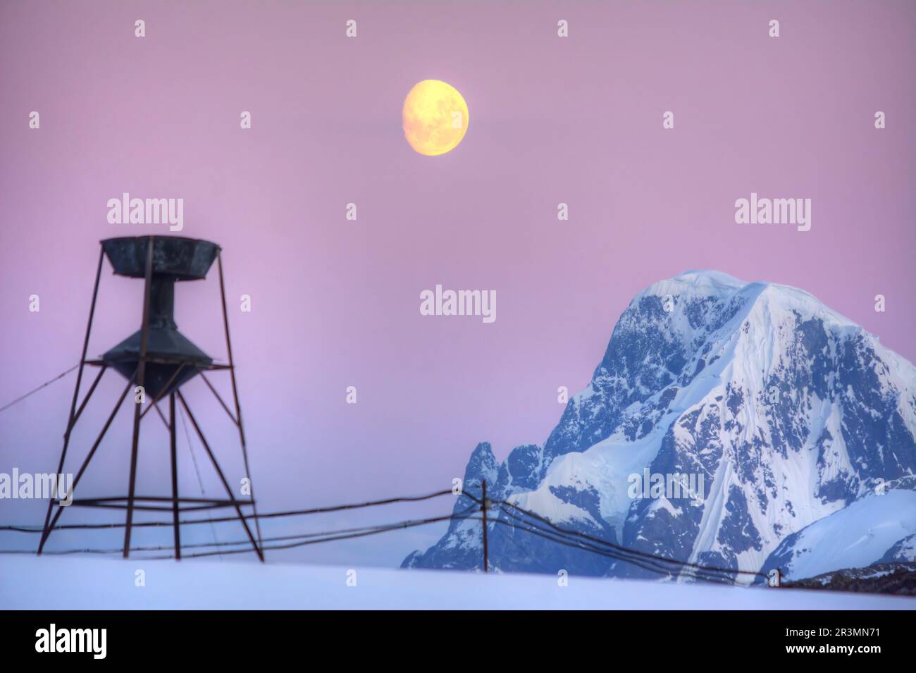 Ein alter Wasserturm in der Antarktis und der aufgehende Mond im Hintergrund Stockfoto