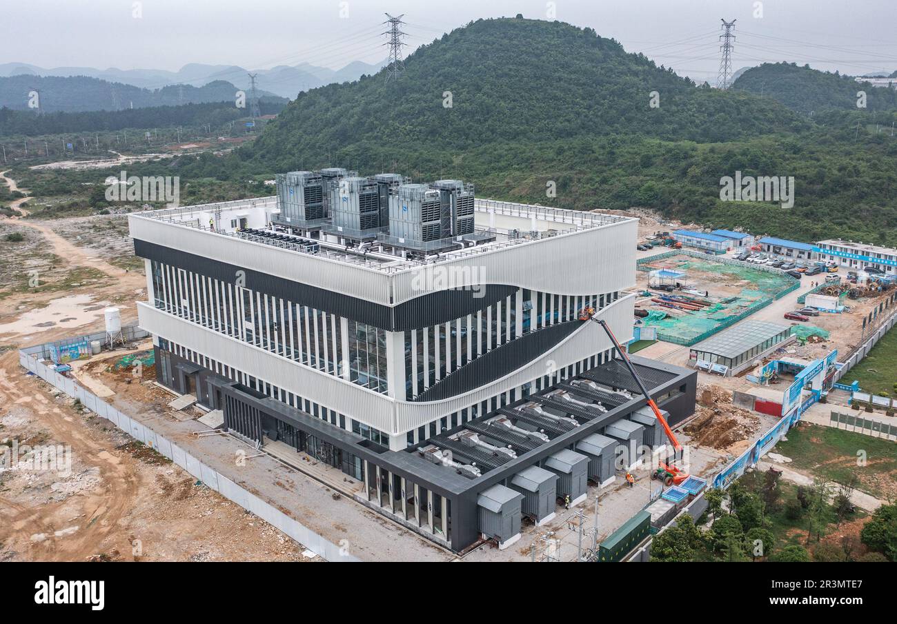 (230524) -- GUIYANG, 24. Mai 2023 (Xinhua) -- Dieses Luftfoto wurde am 23. Mai 2023 aufgenommen und zeigt die Baustelle des Rechenzentrums der State Power Investment Corporation Limited im Gebiet Guian New, Provinz Guizhou im Südwesten Chinas. Im Februar 2022 begann China mit dem Projekt zum Aufbau eines integrierten nationalen Big-Data-Systems, das die Einrichtung von acht nationalen Computing-Hubs und 10 nationalen Data-Center-Clustern umfasst. Guizhou ist einer der acht Knotenpunkte, und der Aufbau vieler Rechenzentrumsprojekte ist in vollem Gange. (Xinhua/Tao Liang) Stockfoto