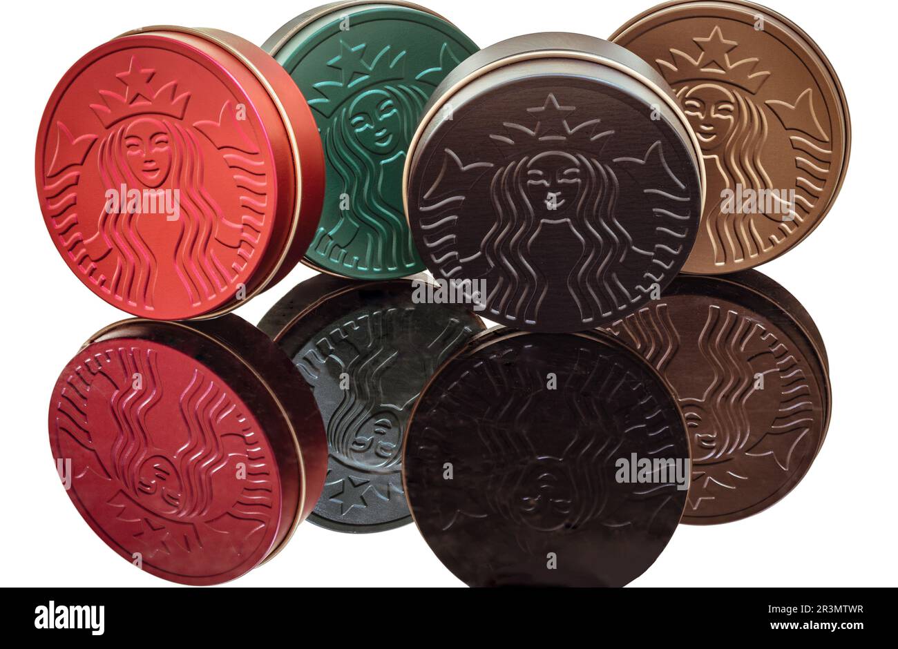 Bangkok, Thailand 5. Mai 2023 - die bunten runden Metallkästen auf weißem Hintergrund mit Clipping-Pfad. Welche die Collection Series von sind Stockfoto