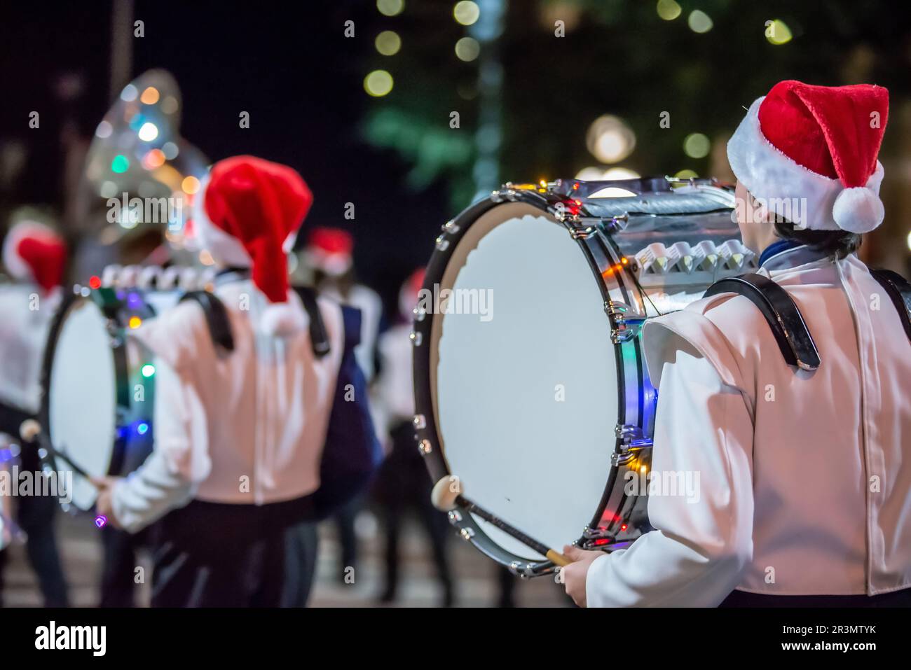 Straßenszenen mit Weihnachtsparade in einer Kleinstadt Stockfoto