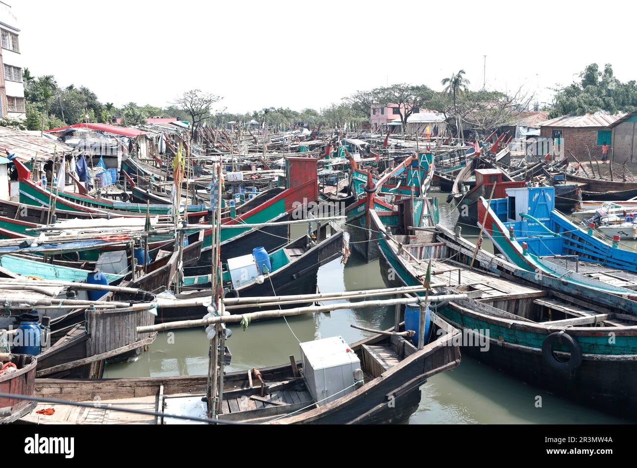 Cox's Basar, Bangladesch - 15. Mai 2023: Die Fischer haben Fischereifahrzeuge in kleinen Kanälen gehalten, um sie vor Wirbelschäden in Teknaf in Cox's b zu schützen Stockfoto