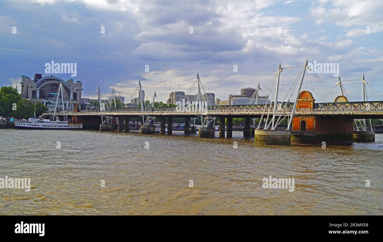Hungerford Bridge Am Südufer Stockfoto