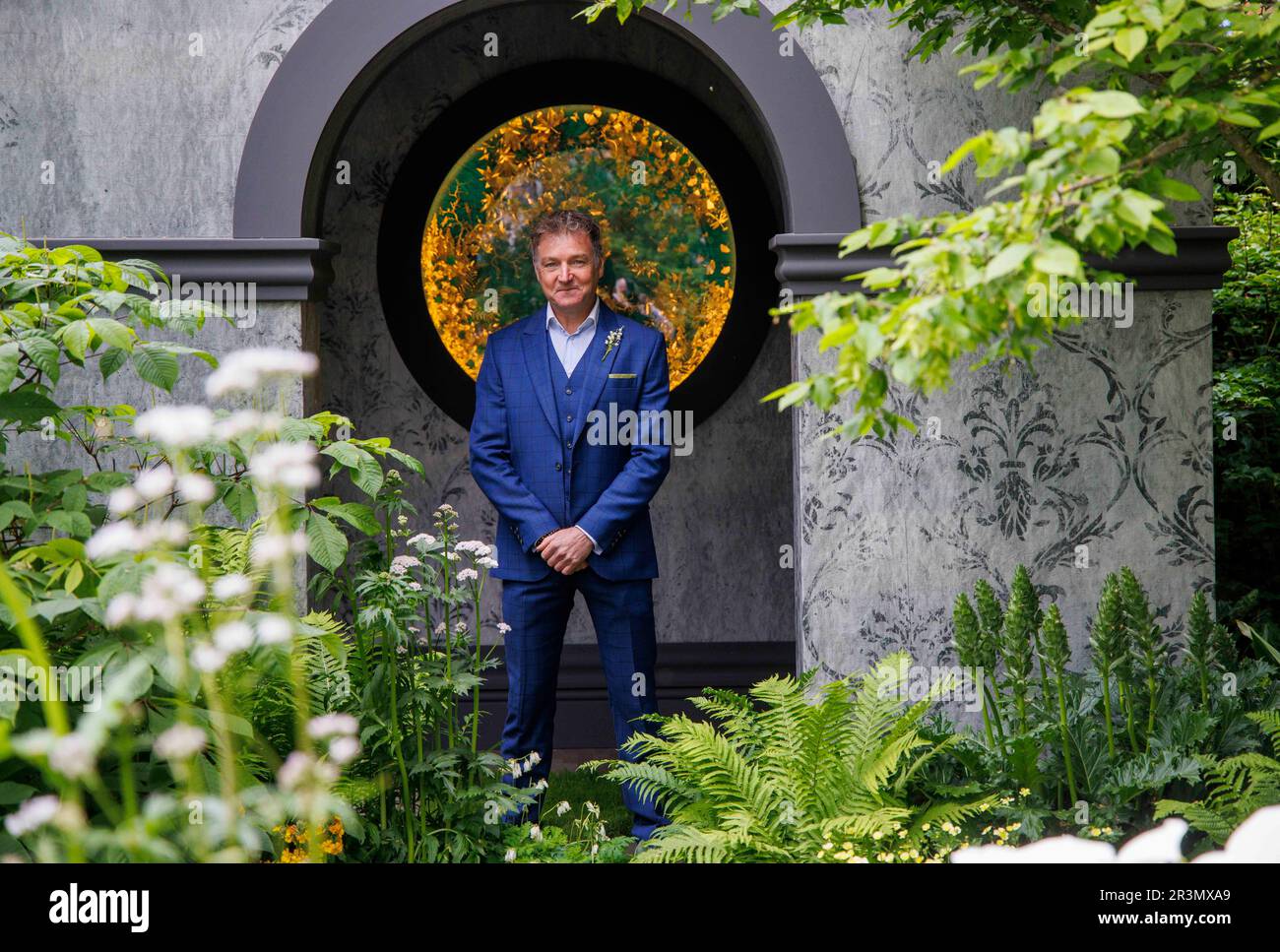 London, Großbritannien. 23. Mai 2023. Designer Chris Beardshaw The Myeloma UK C A Life Worth Living Garden, gesponsert von Project Give Back, auf der RHS Chelsea Flower Show 2023, entworfen vom mehrfach ausgezeichneten Chris Beardshaw. RHS Chelsea Flower Show. Kredit: Karl Black/Alamy Live News Stockfoto