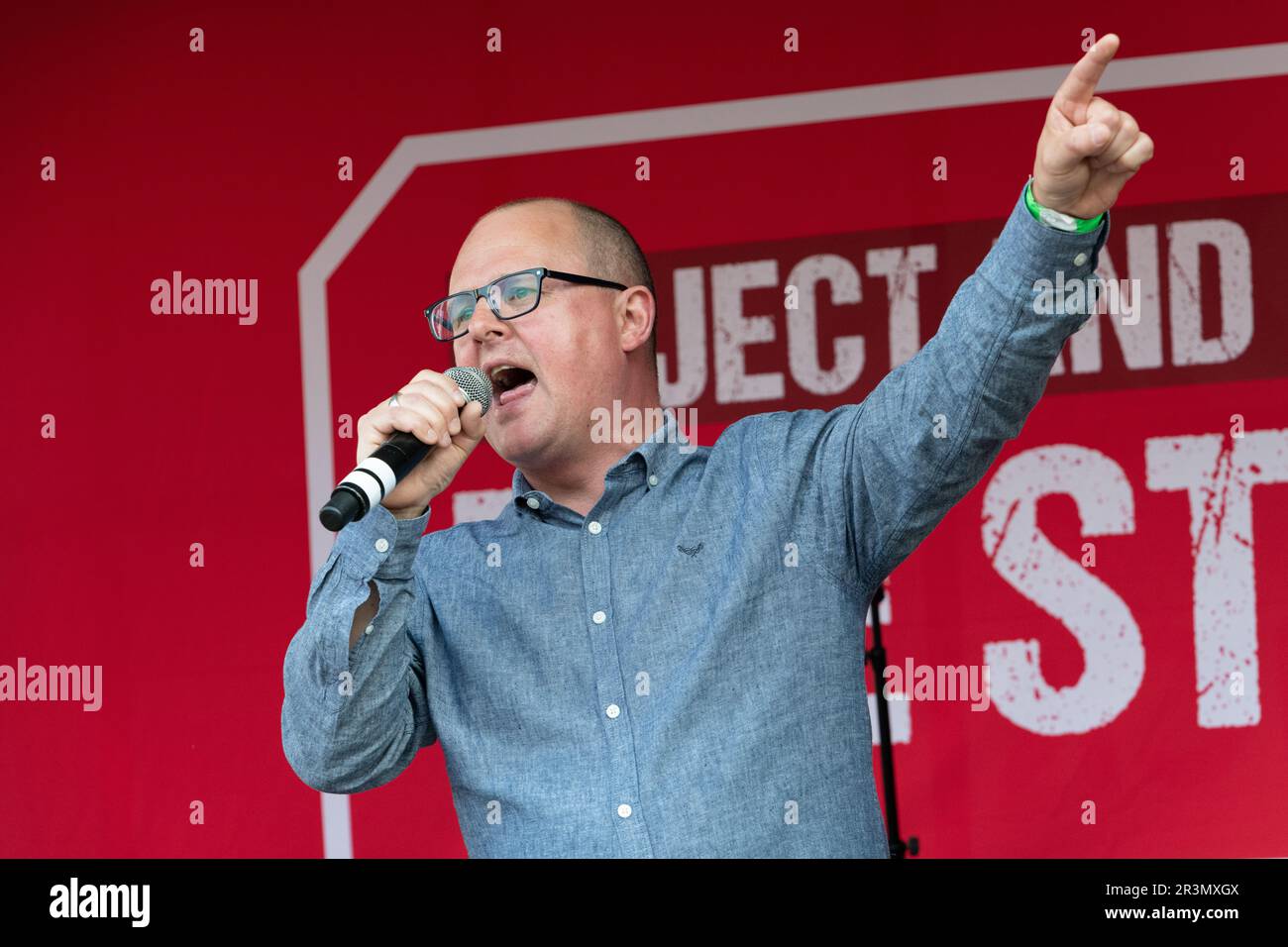 Paul Nowak, Generalsekretär des Gewerkschaftskongresses, spricht zu einer von Gewerkschaften organisierten Demonstration zum Schutz des Streikrecht auf dem Parliament Square. Stockfoto