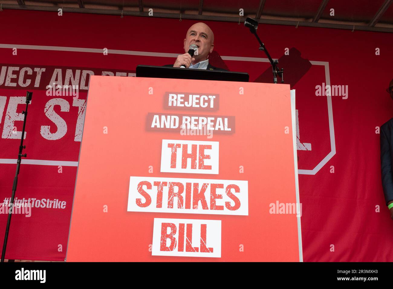 Mick Lynch, Gewerkschaftssekretär der RMT, spricht über eine von Gewerkschaften gegen die Anti-Streik-La organisierte Kundgebung zum Schutz des Rechts auf Streik auf dem Parliament Square Stockfoto