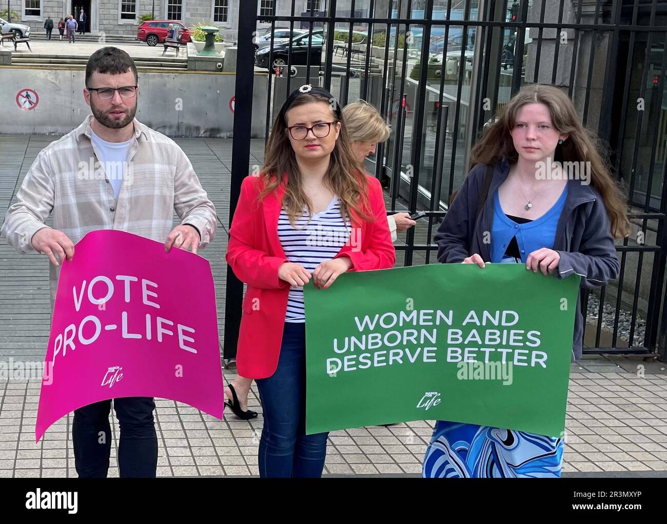 Anti-Abtreibungs-Aktivisten protestieren vor dem Leinster House in Dublin. Bilddatum: Mittwoch, 24. Mai 2023. Stockfoto