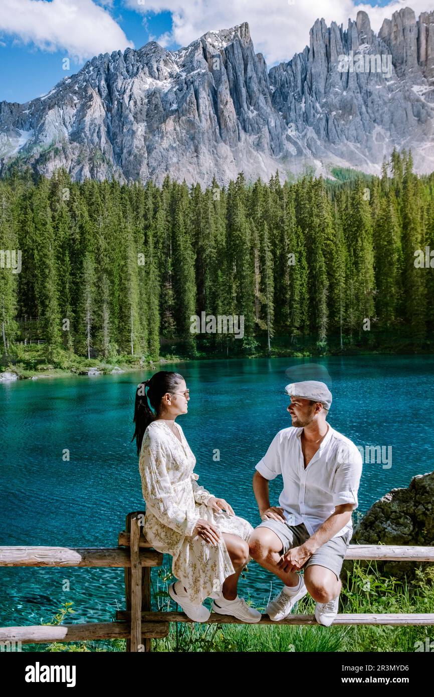 Paare besuchen einen Bleu See in den dolomiten Italien, Carezza See Lago di Carezza, Karersee Stockfoto