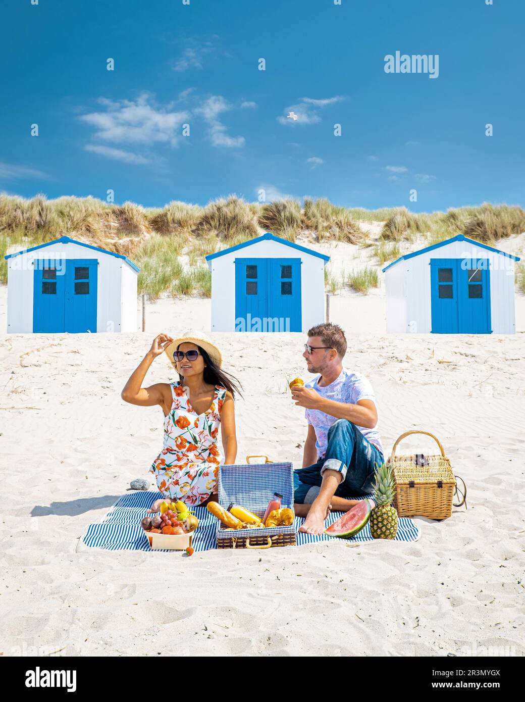 Picknick am Strand von Texel Netherlands, ein Paar mit Picknick am Strand von Texel Stockfoto