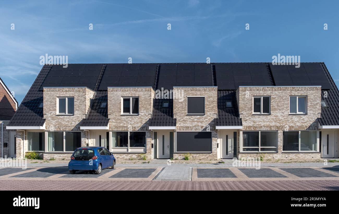 Neubau von Häusern mit Solarpaneelen auf dem Dach Solarenergie auf dem neuen Haus Stockfoto