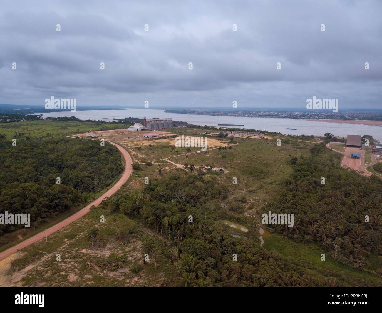 Luftaufnahme von Agrarsilos zur Lagerung von Sojabohnen und Tapajos River, Itaituba, para, Brasilien. Umwelt, Natur, Ökologie, Klimaänderung Stockfoto