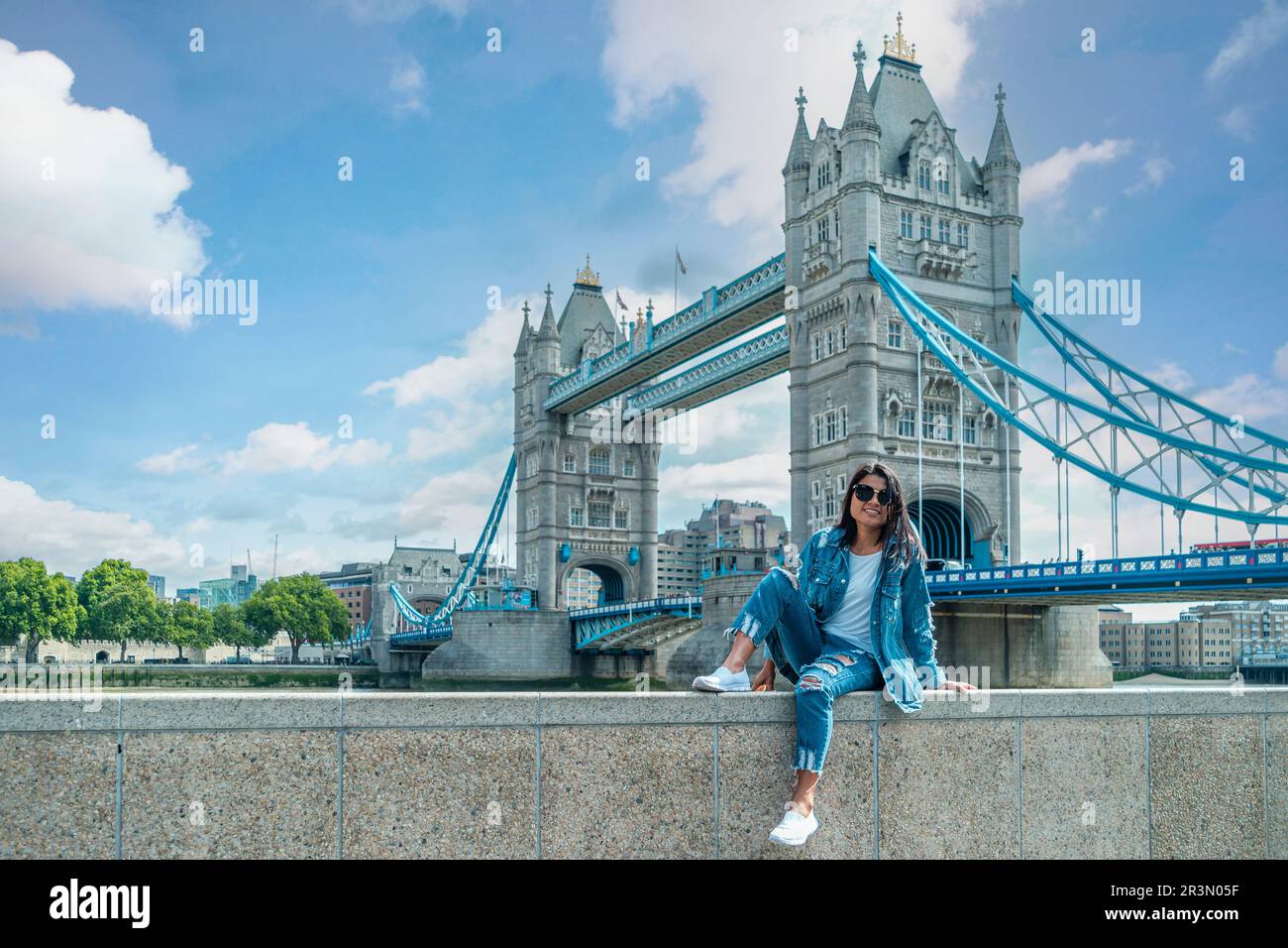 Asiatische Frauen auf einem Stadtausflug in London an der Themse an den berühmten Orten in London, Tower Bridge Stockfoto