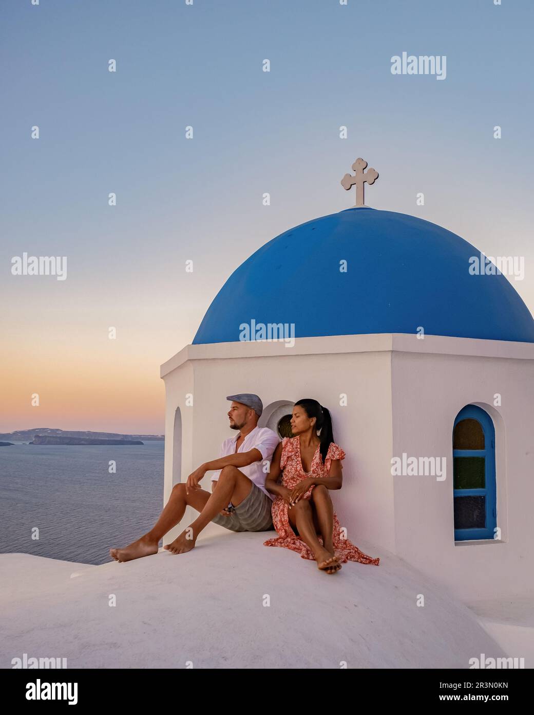Ein paar Männer und Frauen im Urlaub in Santorin Griechenland, ein paar besuchen Oia Santorini Stockfoto