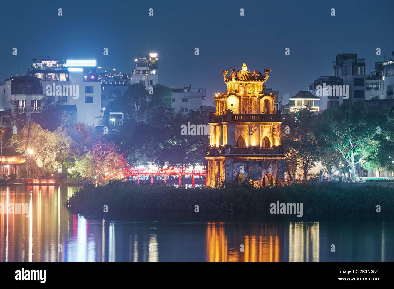 Altstadt in Hanoi bei Nacht. Turtle Tower in der Mitte des Hoan Kiem Sees, Vietnam. Stockfoto
