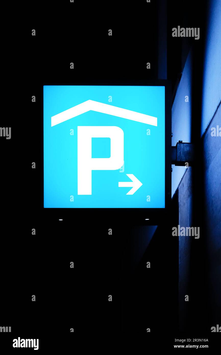 Parksignal: Praktische Anzeige für verfügbare Parkplätze. Schnelles, effizientes und problemloses Parkmanagement. Stockfoto