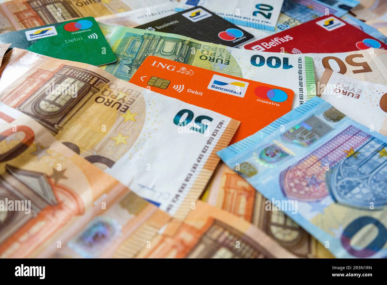 Auswahl zwischen Bargeld oder Kreditkarte - maestro Card | Quel choix, la carte bancaire ou l'argent en Cash - carte de debit Stockfoto