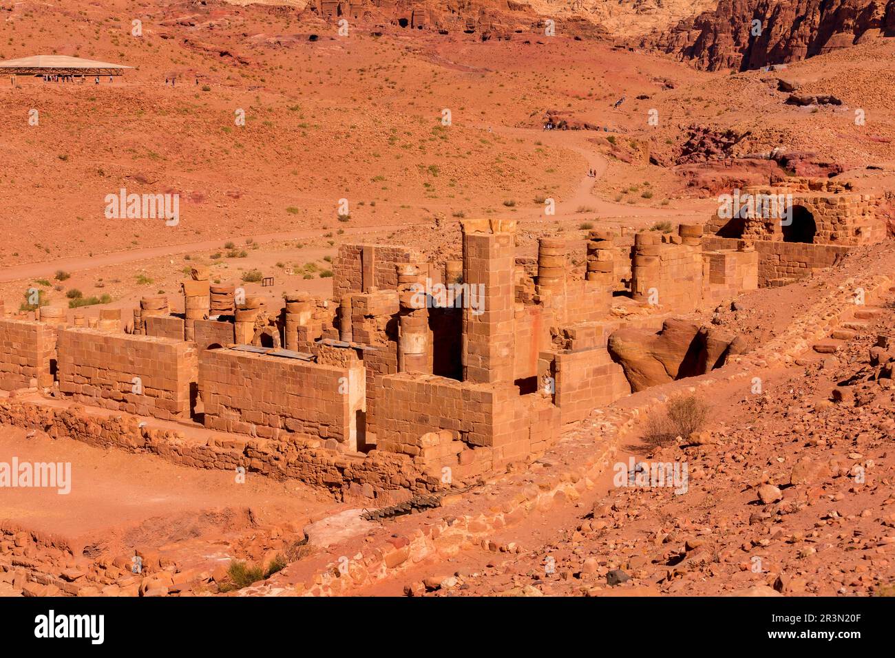 Großer Tempel und königliche Gräber in Petra, Jordanien Stockfoto