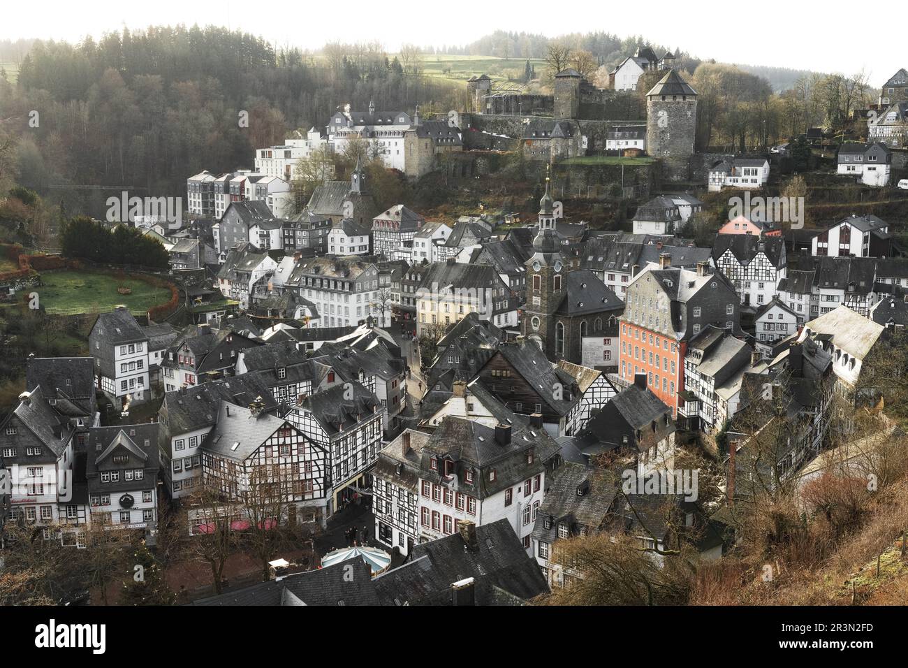 Panoramablick am Tag der Stadt Monschau im regionalen Nationalpark Eifel Stockfoto