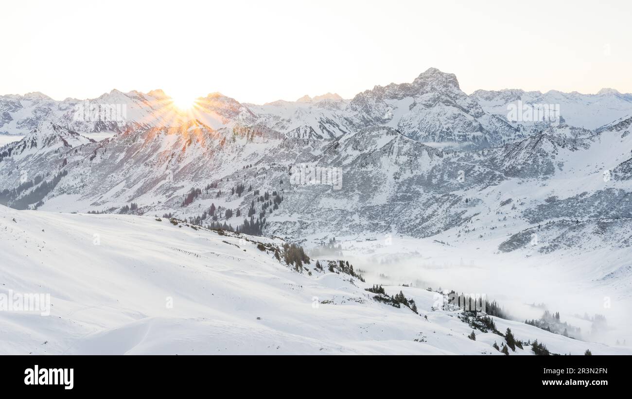 Sonnenaufgang auf dem Gipfel des Berges HÃ¤hlekopf im Tal Kleinwalsertal in den AllgÃ¤-Alpen österreich Stockfoto